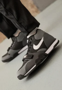 Nike Sportswear AIR TRAINER 1 - Sneaker High - Black/white/dark Grey/cool Grey 8 Nike Sportswear AIR TRAINER 1 - Sneaker High - Black/white/dark Grey/cool Grey -Toni Pons Verkäufe 942dbb59cd6c487295eb8116e3115f54