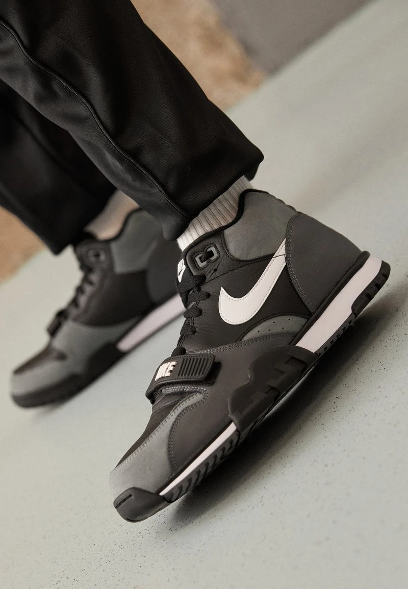 Nike Sportswear AIR TRAINER 1 - Sneaker High - Black/white/dark Grey/cool Grey 3 Nike Sportswear AIR TRAINER 1 - Sneaker High - Black/white/dark Grey/cool Grey – Bild 3