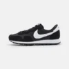 Nike Sportswear AIR PEGASUS 83 - Sneaker Low - Black/white