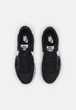 Nike Sportswear AIR PEGASUS 83 - Sneaker Low - Black/white 9 Nike Sportswear AIR PEGASUS 83 - Sneaker Low - Black/white -Toni Pons Verkäufe ea6247df18814c7583a7fbd65d3edc76
